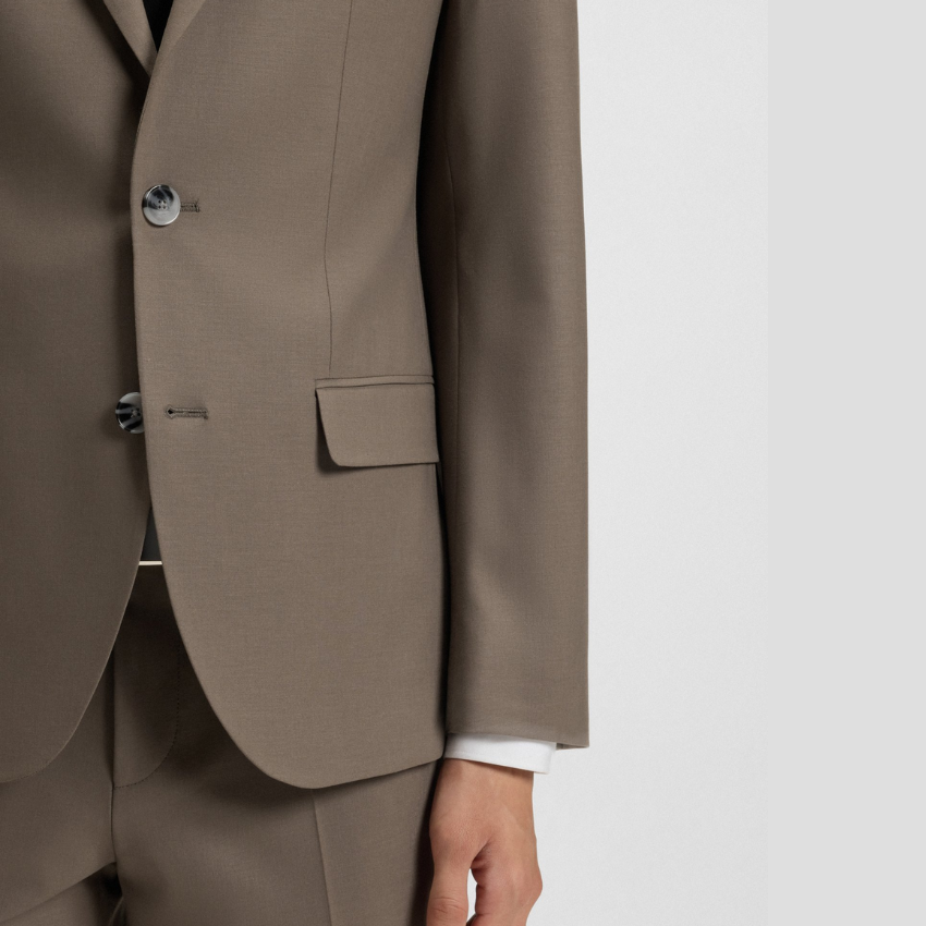 Hugo Henry/Getlin232X slim-fit two-piece suit with tailored jacket and matching trousers.